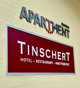 una señal para un hotel al lado de un edificio en Business Appartment by Tinschert, en Schwertberg