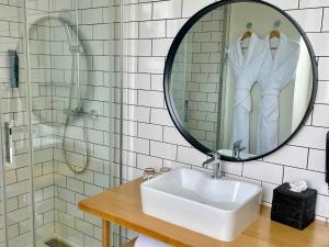 Um banheiro em Hôtel Les Costans, The Originals Relais