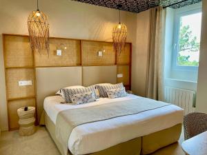 Cama ou camas em um quarto em Hôtel Les Costans, The Originals Relais