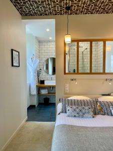 Cama ou camas em um quarto em Hôtel Les Costans, The Originals Relais