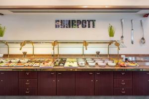 una linea a buffet con molti tipi di cibo diversi di Astoria City Resort a Essen