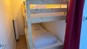 quelques lits superposés dans une chambre dans l'établissement Baie Dream appartement en front de mer, à Cayeux-sur-Mer