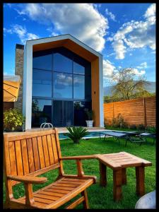 un banco de madera y una mesa de picnic en un patio en Mono house kartepe, en Kocaeli