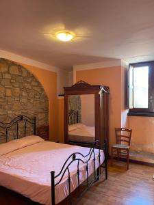 1 dormitorio con cama y espejo en Casa Manzo, en Montemurro