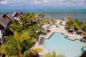 einem Luftblick auf ein Resort mit Pool und Meer in der Unterkunft Laguna Beach Hotel & Spa in Grande Rivière Sud Est