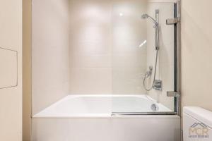 W łazience znajduje się wanna z prysznicem. w obiekcie Royal Studio Apartment in Mayfair w Londynie