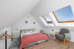 Säng eller sängar i ett rum på Deluxe Apartments Turystyczna by Renters