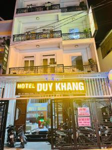 Duy Khang Hotel في دالات: لافتة الفندق غمس أمام المبنى
