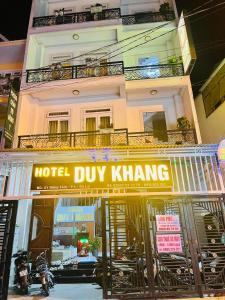 un cartello per il immersione di un hotel di fronte a un edificio di Duy Khang Hotel a Da Lat
