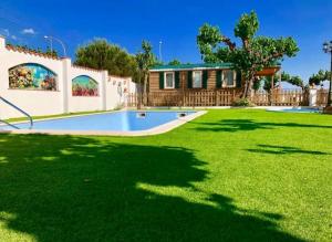 a yard with a swimming pool and a house at Fantástica Tiny House De luxe in Canet de Mar