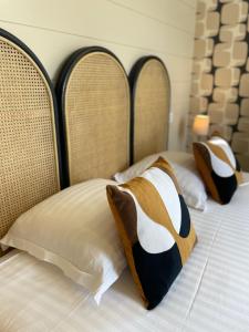 Cama ou camas em um quarto em Hôtel Les Costans, The Originals Relais