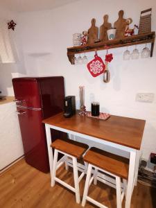 uma cozinha com uma mesa e um frigorífico em Landhaus Schusterfranz em Passail