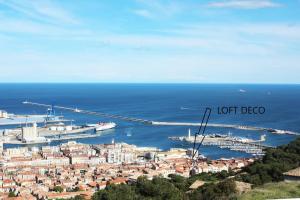 vistas a un puerto con barcos en el agua en Romantic Room, Balnéo, Jacuzzi, Loft Authentique au sein du Quartier Haut Historique et Central, Climatisation, en Sète