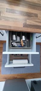eine Schublade in einem Bürotisch mit Werkzeugkasten in der Unterkunft Fantástica Tiny House De luxe in Canet de Mar
