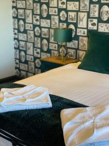 una camera da letto con un letto e asciugamani di Durham City Cottages a Durham