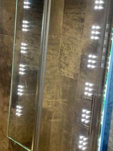 prysznic ze szklanymi drzwiami na podłodze w obiekcie Durham City Cottages w mieście Durham