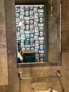 - un miroir au-dessus d'un lavabo dans la salle de bains dans l'établissement Durham City Cottages, à Durham