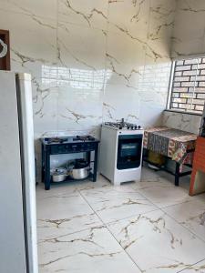 uma cozinha com um fogão e uma mesa com panelas em Paraíso Panorâmico Beira do Lago em Caldas Novas