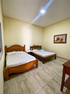 um quarto com 2 camas e uma mesa em Paraíso Panorâmico Beira do Lago em Caldas Novas
