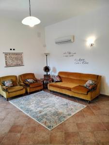 een woonkamer met 2 banken en een tapijt bij Il Castello degli ulivi in Roccella Ionica