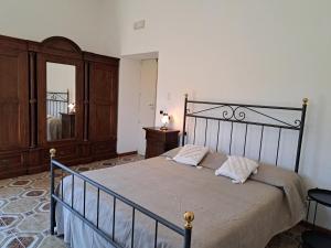 een slaapkamer met een bed met 2 kussens erop bij Il Castello degli ulivi in Roccella Ionica