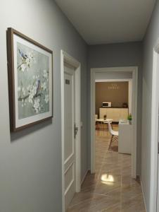 a hallway with a painting on the wall and a table at Pensión Atenea & Via Romana - Grupo Arcanos in Caldas de Reis