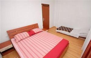 Cette petite chambre dispose d'un lit et d'un lit. dans l'établissement Kleines Apartment für zwei Erwachsene und drei Kinder, à Murter