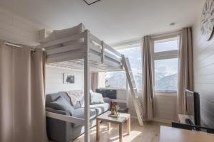 Cette petite chambre dispose de lits superposés et d'une télévision. dans l'établissement Studio Alaskan - Studio lumineux vue montagne, à Orcières
