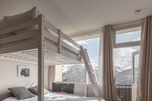 a bedroom with a bunk bed with a view of a mountain at Studio Alaskan - Studio lumineux vue montagne in Orcières