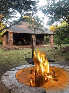 una hoguera frente a un edificio de piedra en Moletani Game Ranch, en Kareefontein