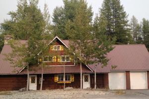 una casa marrone con tetto rosso di Historic Big Mountain Chalet Upper a Whitefish