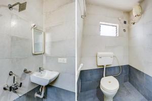 uma casa de banho com um WC e um lavatório em FabHotel Opal Residency em Hyderabad