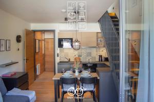 Kuchyň nebo kuchyňský kout v ubytování ENJOYHARRACHOV - Atraktivní klidný klimatizovaný apartmán 20 v centru Harrachova s parkováním, Wifi-WLAN, SAT, herní konzolí, Ipad, Netflix zdarma, možností dobíjení auta, výhledem do zahrady a na romantický kostelík