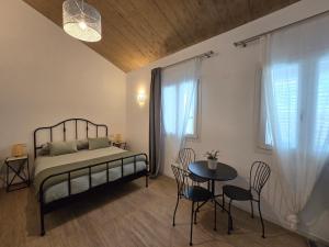 - une chambre avec un lit, une table et des chaises dans l'établissement Tre Lati b&b, à Case del Bevano