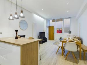 cocina y comedor con mesa y sillas en Pass the Keys Stylish 4-Bed3-Bath in Shoreditch en Londres