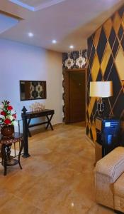 伊斯蘭堡的住宿－Pearl Executive Villa Islamabad，客厅配有沙发和桌子