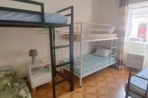 Poschodová posteľ alebo postele v izbe v ubytovaní In The Heart Of Praia - Family B&B