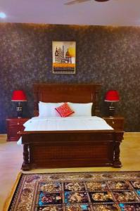 Ein Bett oder Betten in einem Zimmer der Unterkunft Pearl Executive Villa Islamabad