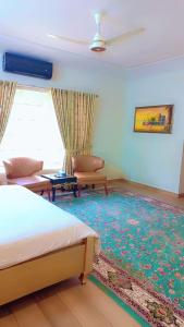 מיטה או מיטות בחדר ב-Pearl Executive Villa Islamabad
