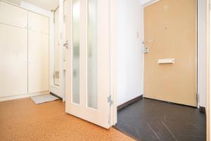 an empty room with white walls and a door at 新宿歌舞伎町東新宿站3分钟，徒步伊势丹4分钟免费Wi-Fi！ in Tokyo