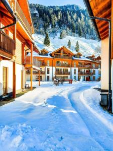eine schneebedeckte Straße vor einer Lodge in der Unterkunft Ferienwohnung für 4 Personen ca 55 m in Rauris, Salzburger Land Rauristal in Rauris