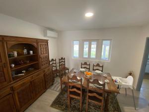 - une salle à manger avec une table et des chaises en bois dans l'établissement Casa do Avô Gil, à Seixo