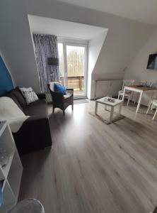 ein Wohnzimmer mit Sofa und Tisch in der Unterkunft Schlei-Liesels Ferienwohnungen in Güby