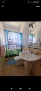 La salle de bains est pourvue d'un lavabo, de toilettes et d'une fenêtre. dans l'établissement El mirador del beregenal, à Enix