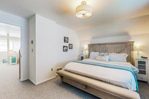 Schlafzimmer mit einem großen Bett mit einem Kopfteil aus Holz in der Unterkunft Erikson Beach House in Bow