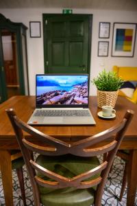 un ordenador portátil sobre una mesa de madera en ARYA Bed and Breakfast, en Roccasecca