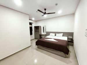 1 dormitorio con 1 cama y ventilador de techo en HOTEL NEW RATNAKAR, en Daman