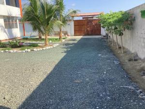 une allée menant à une maison avec garage dans l'établissement Villa Comando Privacidad Cerca al Mar, à Briseño