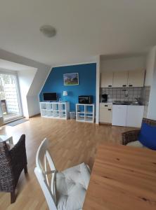 ein Wohnzimmer mit Tisch und Küche in der Unterkunft Schlei-Liesels Ferienwohnungen in Güby