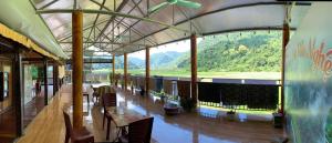 un ristorante con vista sulle montagne di Dat Diem homestay-wooden floor house a Bak Kan